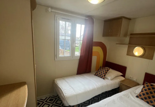 Chambre avec deux lits simples dans un Premium Mobile Home au Camping Les Franquettes, France, décoration rétro.