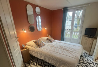 Premium Mobile Home soveværelse på Campsite Les Franquettes i Frankrig med dobbeltseng og moderne indretning.