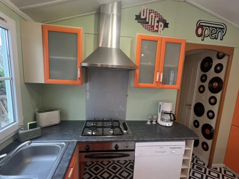Køkken i Premium Mobile Home på Campingplads Les Franquettes i Frankrig med retro dekorationer.