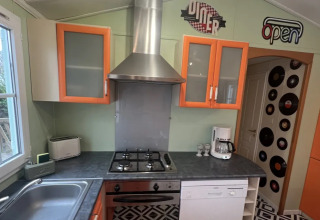 Køkken i Premium Mobile Home på Campingplads Les Franquettes i Frankrig med retro dekorationer.