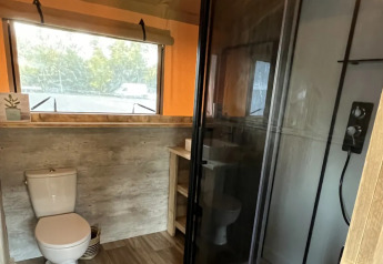 Bagno nella tenda safari Lodge Woody 38 al Campeggio Les Franquettes, con WC e cabina doccia.