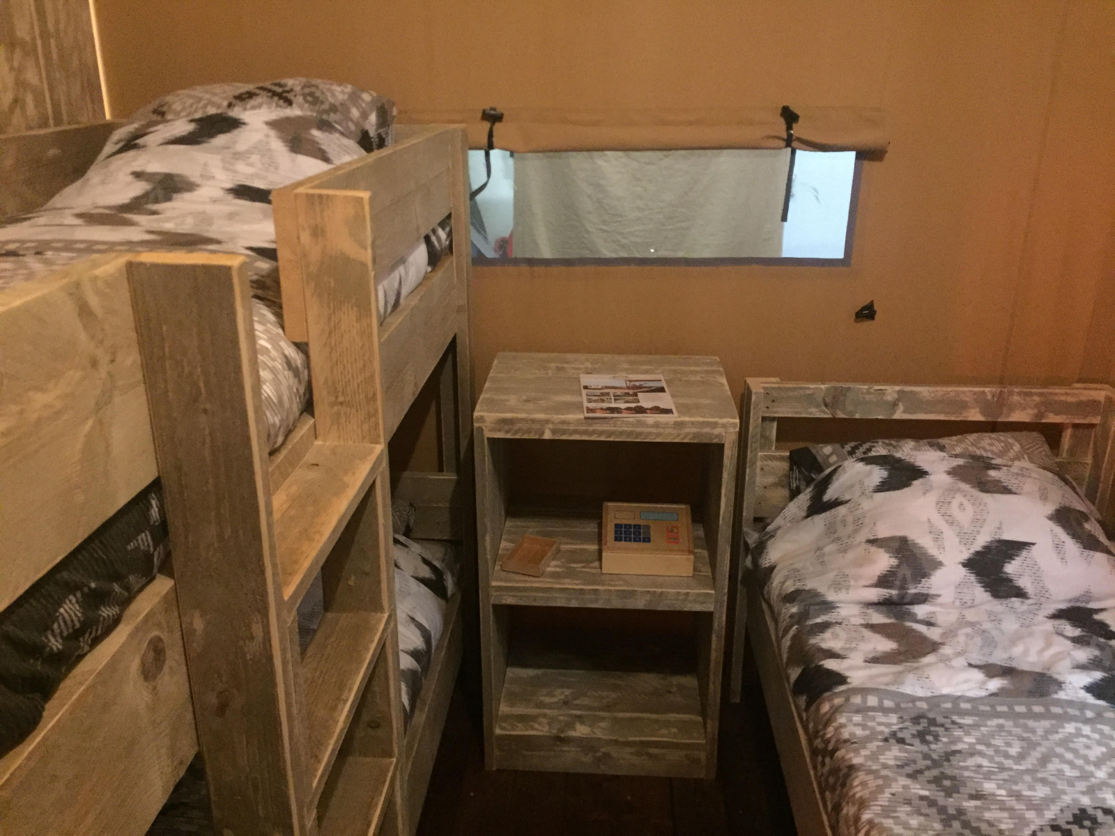 Interieur van safaritent Luxury Lodge 40 op Camping Les Franquettes in Frankrijk met stapelbed en enkel bed.