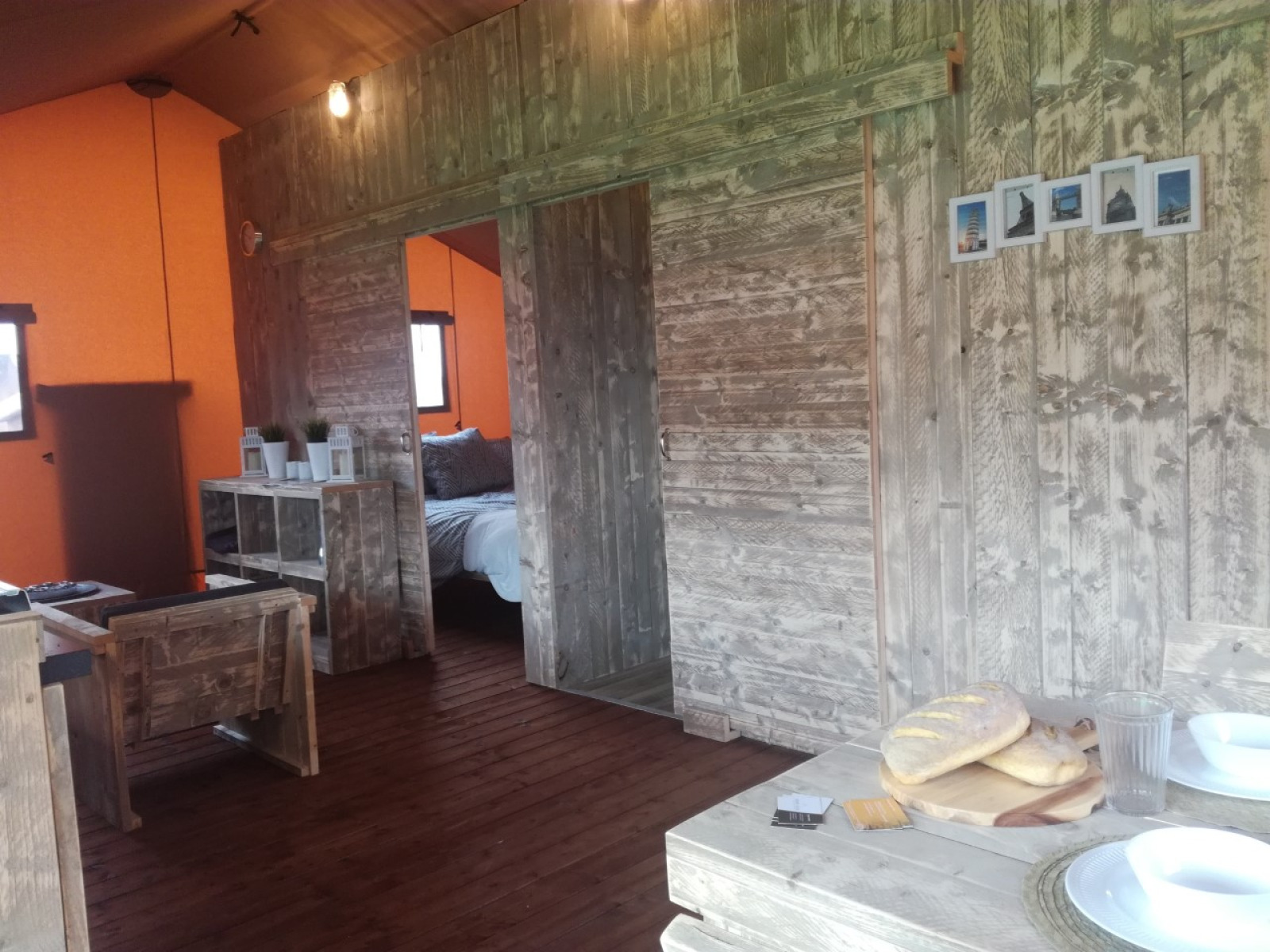 Interieur van Luxury Lodge 40, een safaritent op Camping Les Franquettes in Frankrijk, met rustieke inrichting.