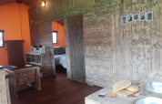 Vista interior del Luxury Lodge 40, una tienda safari en el camping Les Franquettes en Francia, con decoración rústica.