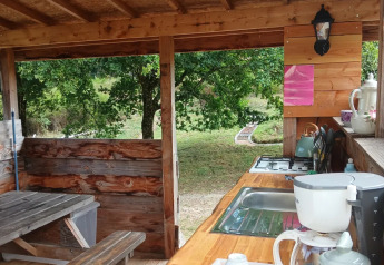 Coin cuisine en plein air avec évier et cafetière, vue sur la nature à Bell tent «6M», Camping Junora.