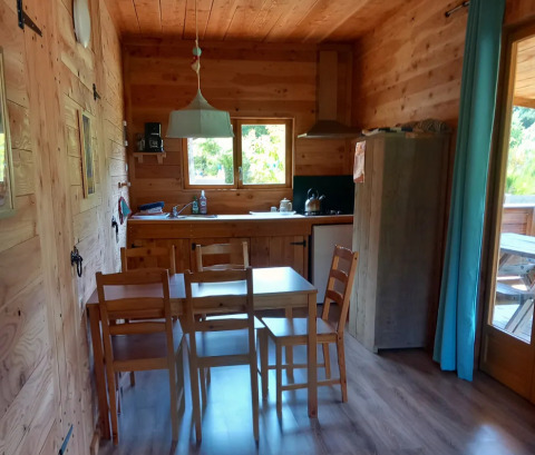 Interno di un lussuoso eco-chalet in legno autosufficiente presso il Campeggio Junora in Francia.