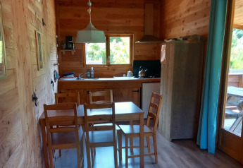 Interior de un lujoso eco-chalet autosuficiente de madera en el Camping Junora, Francia.
