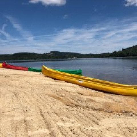 Kayak giallo su una spiaggia sabbiosa vicino al lodge Avignon al campeggio Junora, in Francia.