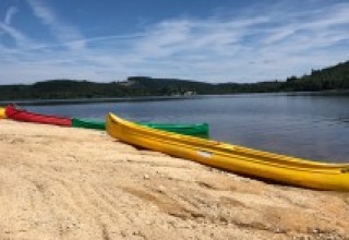 Kayak giallo su una spiaggia sabbiosa vicino al lodge Avignon al campeggio Junora, in Francia.
