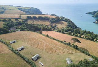 Vue aérienne du parc de vacances BoerenBed Fountain Violet Farm près de la côte dans le sud-ouest de l'Angleterre, Royaume-Uni.