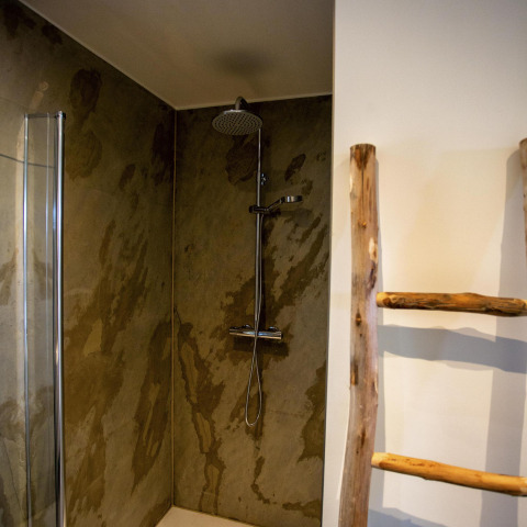 Moderne bruser i naturstil med trædetaljer, set i Forest Cottage, Holiday Park BreeBronne, Nederlandene.