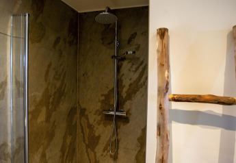 Moderne bruser i naturstil med trædetaljer, set i Forest Cottage, Holiday Park BreeBronne, Nederlandene.