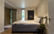 Chambre moderne du Forest Cottage au Holiday Park BreeBronne, Pays-Bas, avec décoration contemporaine.