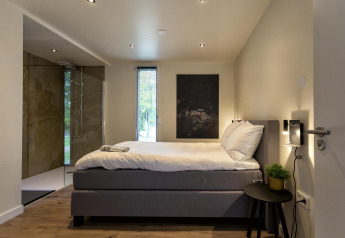 Camera moderna al Forest Cottage, Holiday Park BreeBronne nei Paesi Bassi, dall’arredo elegante.