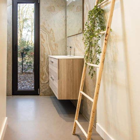 Moderne badkamer in Forest Cottage met houten kastje, decoratieve ladder en boszicht bij BreeBronne.