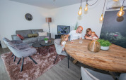 Famiglia che trascorre del tempo insieme in una moderna Forest Cube al Holiday Park BreeBronne, Paesi Bassi.