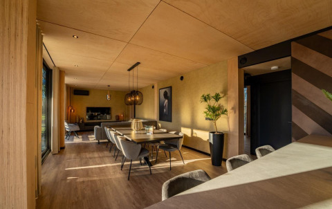 Stijlvol interieur van Forest Villa lodge bij Holiday Park BreeBronne in Nederland, veel licht en moderne meubels.
