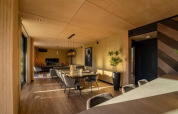 Espace intérieur raffiné de Forest Villa au Holiday Park BreeBronne aux Pays-Bas, mobilier moderne et lumière naturelle.