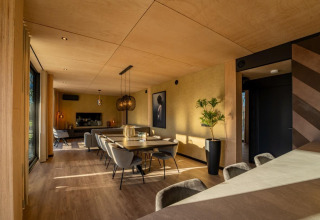 Stijlvol interieur van Forest Villa lodge bij Holiday Park BreeBronne in Nederland, veel licht en moderne meubels.