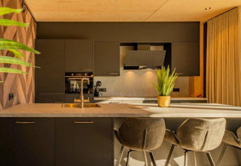 Moderne keuken in Forest Villa, Holiday Park BreeBronne, Nederland, met stijlvolle inrichting en daglicht.