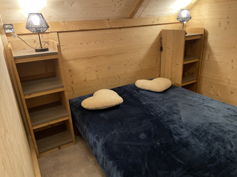 Chambre au Safari Lodge «All Season» au Chianti Glamping Resort en Italie, avec intérieur en bois.
