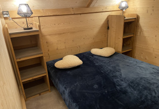Chambre au Safari Lodge «All Season» au Chianti Glamping Resort en Italie, avec intérieur en bois.