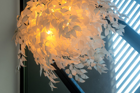 Lampada decorativa con foglie nella Villa Oesterdam, Oesterdam Resort, Paesi Bassi, vista ravvicinata.