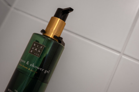 Rituals Shampoo und Duschgel Flasche im Badezimmer auf Fliesen, fotografiert bei Villa Oesterdam Glamping.