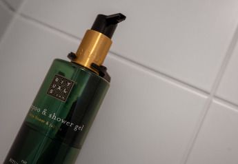 Rituals Shampoo und Duschgel Flasche im Badezimmer auf Fliesen, fotografiert bei Villa Oesterdam Glamping.