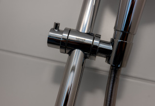 Nahaufnahme eines modernen verchromten Grohe-Wasserventils im Badezimmer der Villa Oesterdam Glamping.