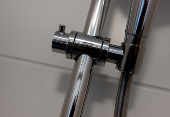 Nahaufnahme eines modernen verchromten Grohe-Wasserventils im Badezimmer der Villa Oesterdam Glamping.
