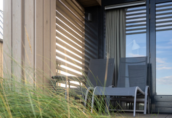 Zwei moderne Liegestühle auf der privaten Terrasse der Villa Oesterdam im Oesterdam Resort, Niederlande.