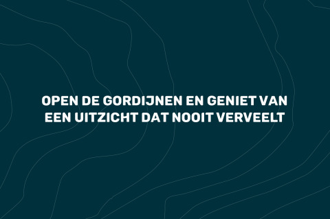 Bild mit dem Text: 'Öffne die Vorhänge und genieße eine Aussicht, die nie langweilig wird' bei Villa Oesterdam Glamping.