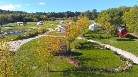Luchtzicht op Domaine EcÔtelia in Nouvelle-Aquitaine, Frankrijk, met yurts en groene landschappen.