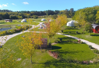 Udsigt over Domaine EcÔtelia i Nouvelle-Aquitaine, Frankrig, med grønne områder, stier og unikke overnatninger.