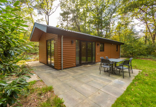 Udendørsbillede af Velthorst-lodge på Holiday park De Wiltzangh i Holland med terrasse og havemøbler.