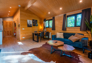 Gezellige zithoek in de Velthorst-lodge van Holiday park De Wiltzangh, Nederland, met houten interieur.