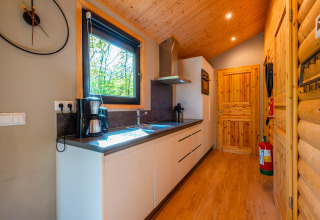 Moderne køkken i Velthorst-lodgen på Holiday park De Wiltzangh i Holland med træindretning og naturligt lys.