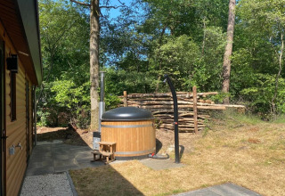 Vasca idromassaggio esterna presso Wellness Lodge «Wood XL» al parco De Wiltzangh, Paesi Bassi, tra natura.
