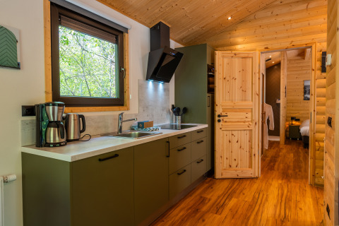 Træbeklædt køkken i Wellness Lodge Wood XL på Holiday park De Wiltzangh, Holland, med moderne faciliteter.