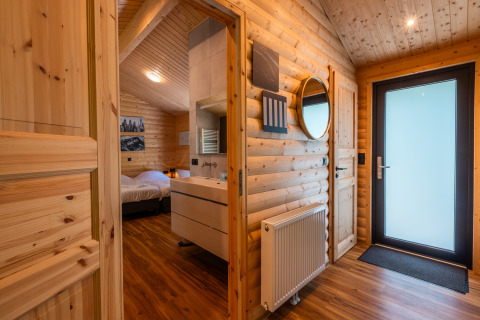 Vue intérieure de la Wellness Lodge «Wood XL» au Holiday park De Wiltzangh avec décoration bois chaleureuse.