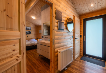 Vue intérieure de la Wellness Lodge «Wood XL» au Holiday park De Wiltzangh avec décoration bois chaleureuse.