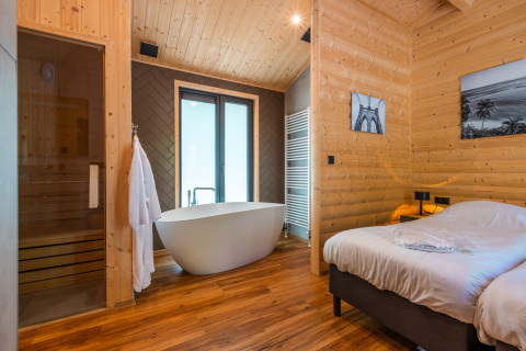 Wellness lodge met losstaand bad, sauna en houten interieur op Holiday park De Wiltzangh.