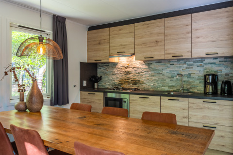 Moderne keuken en eetruimte in het Finnish Chalet bij Holiday park De Wiltzangh in Nederland.