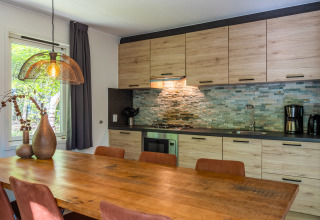 Moderne keuken en eetruimte in het Finnish Chalet bij Holiday park De Wiltzangh in Nederland.