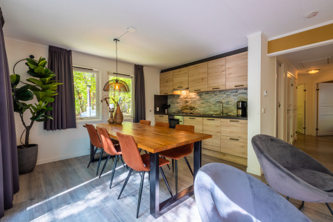 Salle à manger et cuisine du chalet finlandais au Holiday park De Wiltzangh, Pays-Bas, déco bois moderne.