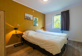 Camera da letto nel Finnish Chalet al parco vacanze De Wiltzangh nei Paesi Bassi con letto doppio.