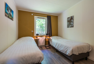 Chambre avec deux lits simples au Finnish Chalet, Holiday park De Wiltzangh, Pays-Bas, vue sur la nature.