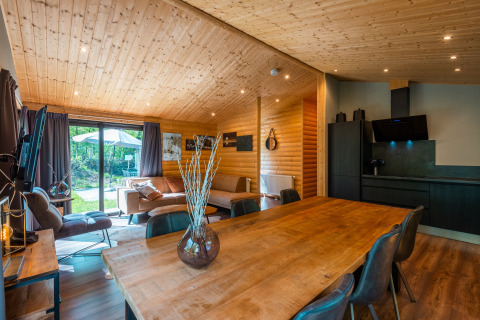 Zona soggiorno e cucina del lodge Hackfort presso il parco vacanze De Wiltzangh, nei Paesi Bassi.