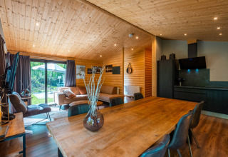 Zona soggiorno e cucina del lodge Hackfort presso il parco vacanze De Wiltzangh, nei Paesi Bassi.